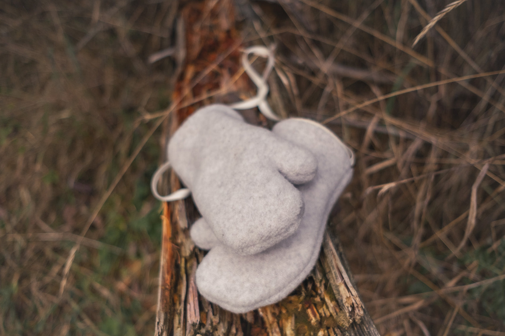 Graue Babyhandschuhe aus Wolle mit Eisbärmotiv