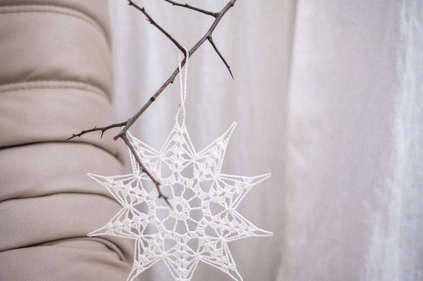 Handgefertigter gehäkelter Weihnachtsschmuck