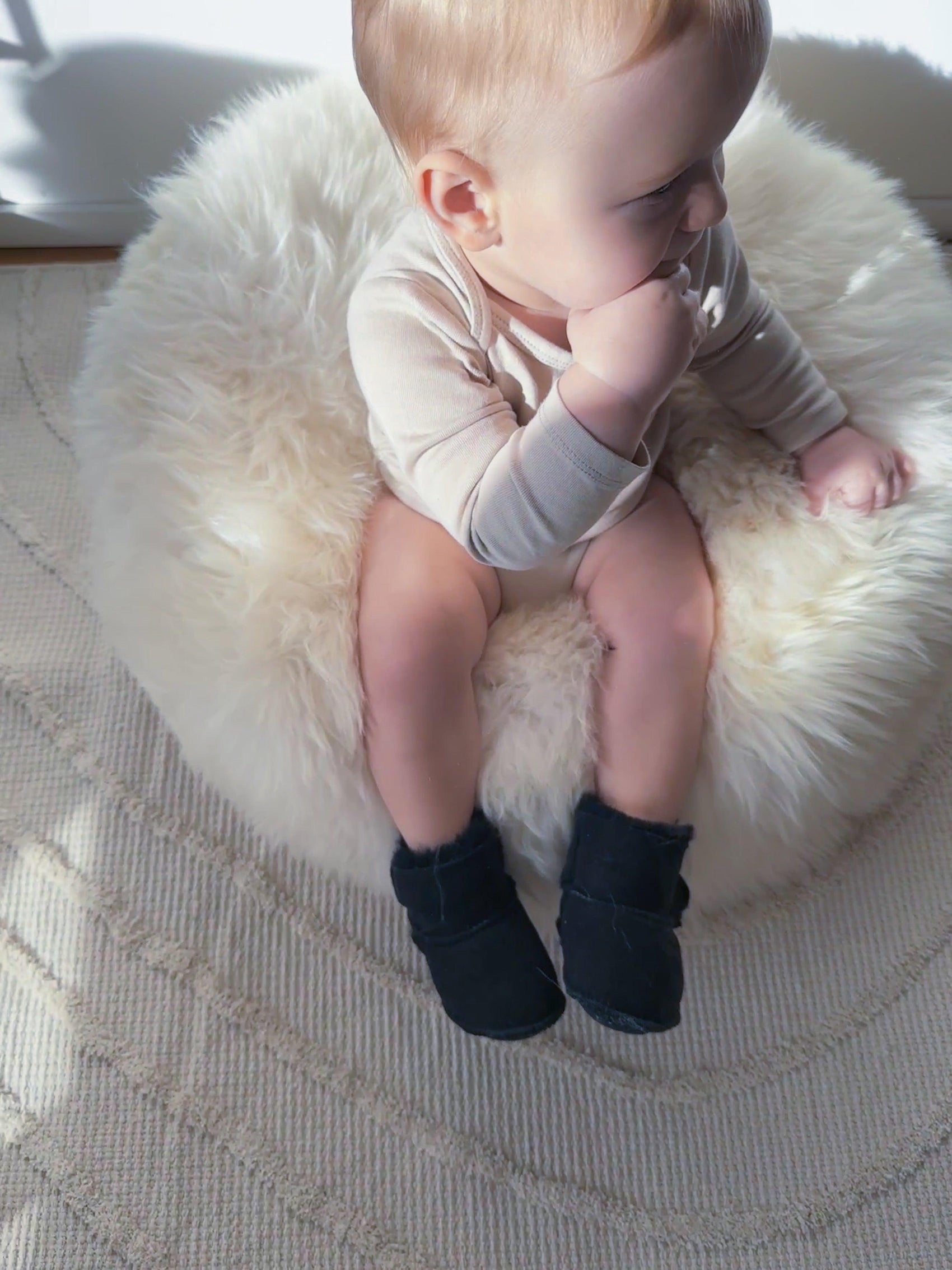 Schwarze Stiefel aus natürlichem Baby-Schaffell