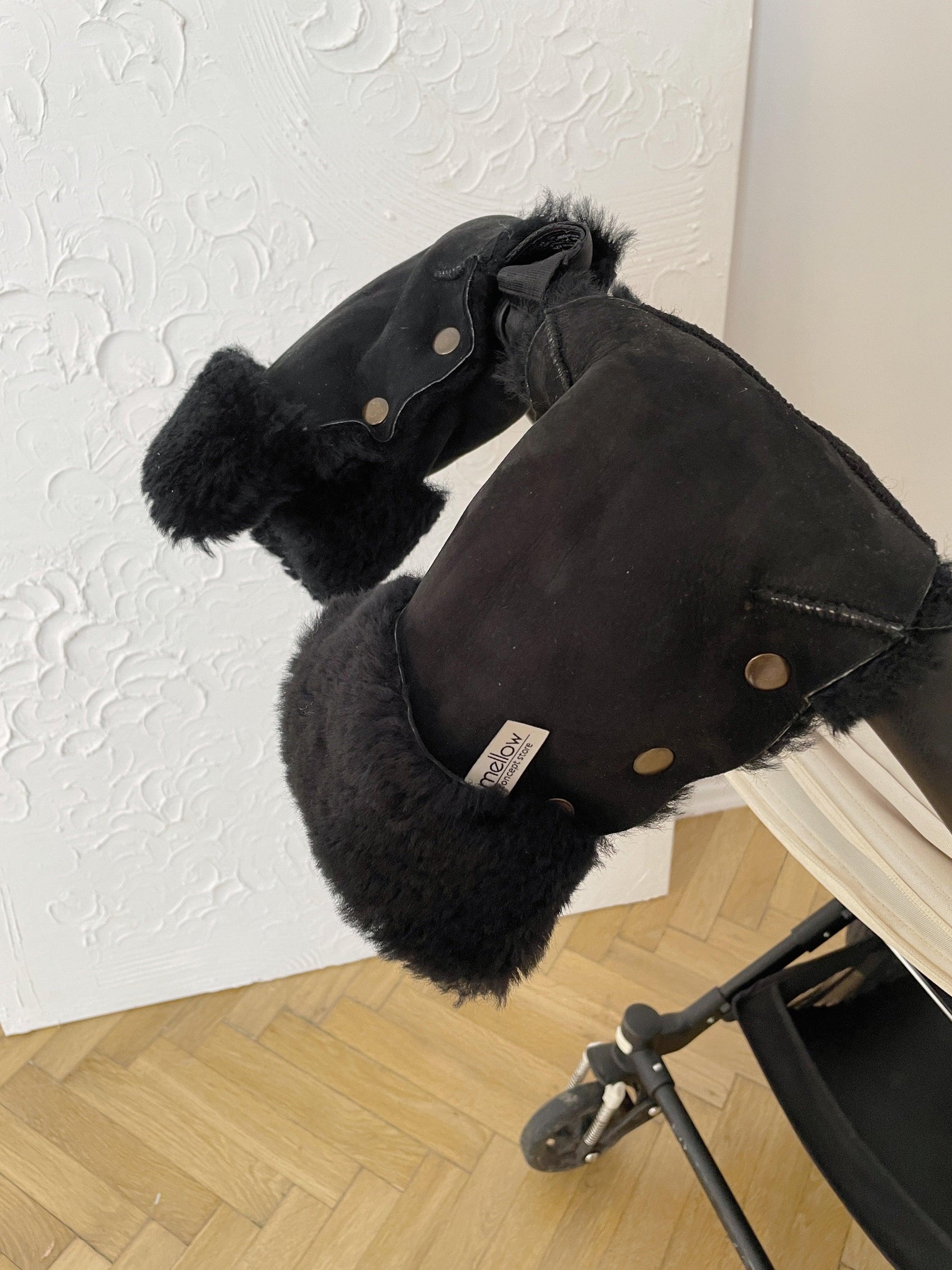Schwarze Kinderwagen-Handwärmer aus natürlichem Lammfell