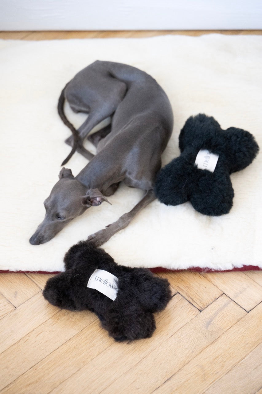 Hundespielzeug aus natürlichem Schaffell - Knochen - Schwarz